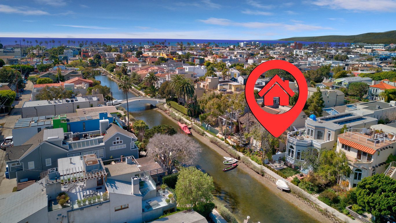 A red arrow points to the location of an apartment.